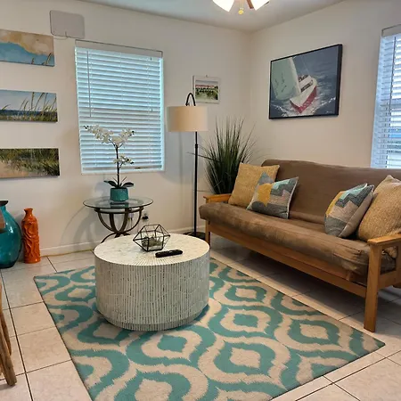 Cozy 2 Bedroom Near Intercoastal & Beaches